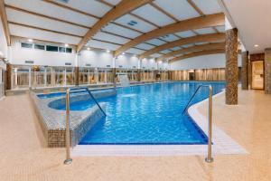 בריכת השחייה שנמצאת ב-Wellness Hotel Step - Czech Leading Hotels או באזור +33 תמונות