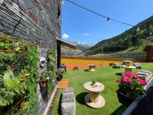 a garden with a table and chairs and flowers at Wuau! Hotel Galanthus & Spa in Soldeu