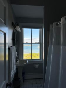 ein Badezimmer mit Fenster und Meerblick in der Unterkunft National Hotel in New Shoreham + 49 Fotos
