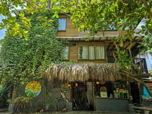 a house with a straw roof at Natyva House in Guachaca
