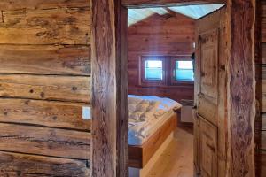 a bedroom with a bed in a log cabin at Stadel de Riedmatten in Reckingen - Gluringen