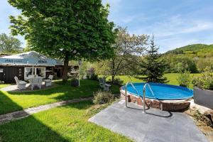 a backyard with a swimming pool and a house at Ferienwohnungen Knodel in Sachsenheim