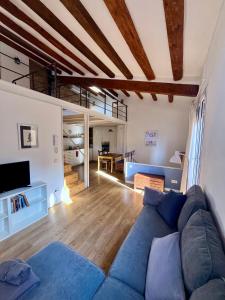 a living room with a blue couch and a table at Casa a 20 minuts de Barcelona in Molins de Rei