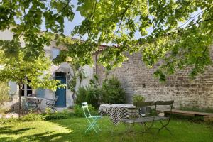 a table and chairs in front of a brick building at Idyl 2020 in Migré
