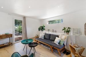 a living room with a couch and a table at Mer et montagne à Conca in Conca
