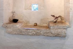 a statue of a bird sitting on a stone ledge at Idyl 2020 in Migré