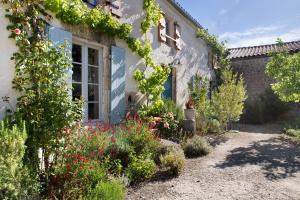 a house with flowers on the side of it at Idyl 2020 in Migré +14 photos