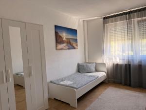 a small room with a bed and a window at Ferienwohnung Landskrone in Oppenheim