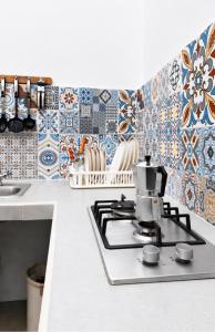 a kitchen with a stove and tiles on the wall at Casa Vacacional Playa del Sur in Chichiriviche