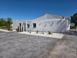 a large white building with a courtyard in front of it at Casa de las Murallas, Bed&Breakfast in Yecla