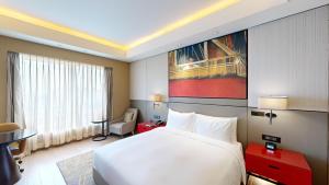 Giường trong phòng chung tại Radisson Blu Faridabad