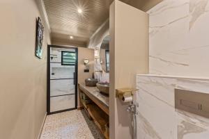 a bathroom with a sink and a mirror at Bali Suites - Ubud Suite in Willemstad