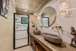 a bathroom with two sinks and a large mirror at Bali Suites - Ubud Suite in Willemstad