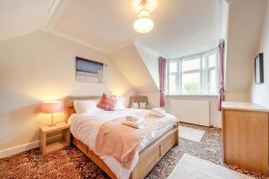 a bedroom with a bed and a window at 2 Bed in Dalrymple oc-b40270 in Dalrymple