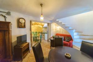 a living room with a dining table and a staircase at Casa de la Robledo in Peñaflor