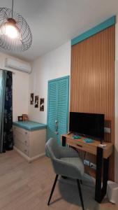 a living room with a desk and a chair at Sicilia Meraviglia B&B in Fontane Bianche