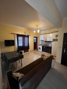 a living room with a couch and a table and a kitchen at Köseoğlu Apart Villa in Fethiye