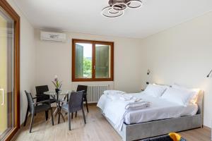 a bedroom with a bed and a table and chairs at Casa Elisa in Torri del Benaco
