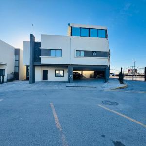 an empty parking lot in front of a building at Departamento cerca del Consulado in Ciudad Juárez