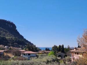 a small town with a mountain in the background at B&B Locanda Al Pontesel in Garda