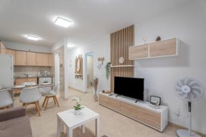 a living room with a tv and a kitchen at Brisa Caletillas in Punta Larga