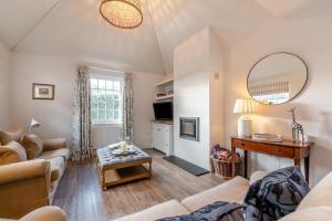 a living room with a couch and a table at 2 Bed in Stoke oc-c41361 in Hurstbourne Tarrant