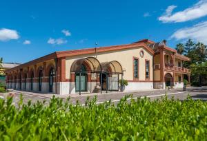 an old building on the side of a street at Agriturismo Parmenide in Castelnuovo Cilento