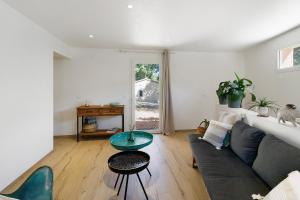 a living room with a couch and a table at Mer et montagne à Conca in Conca