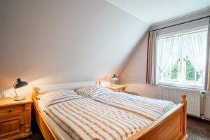 a bedroom with a bed and a window at Haus-Margarete-Westwind in Kampen