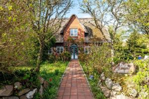 a brick path in front of a house at Haus-Margarete-Westwind in Kampen