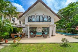 a house with a patio and a pool at Malee Beach F1 in Phra Ae beach
