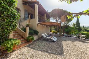 a house with a couple of chairs and an umbrella at Chambre D'hôtes Les 5 Calanques in Ensuès-la-Redonne