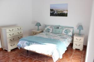 1 dormitorio con 1 cama y 2 mesitas de noche en Townhouse in Punta Lara en Nerja