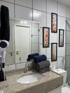 a bathroom with a sink and a mirror at Flat Gran Solare Lençóis Barreirinhas in Barreirinhas
