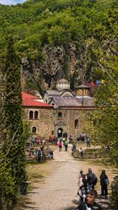 Eine Gruppe von Menschen steht vor einem Gebäude in der Unterkunft Vikos View in Aristi