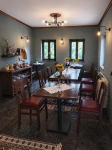 ein Esszimmer mit Tisch und Stühlen in der Unterkunft Vikos View in Aristi