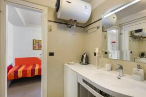 a bathroom with a sink and a mirror at Residence La Mignon Oleandri in Torri del Benaco