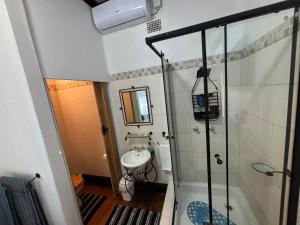 un piccolo bagno con doccia e lavandino di Bright Diamond Inn a Kimberley Altre 55 foto