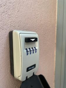a pay phone is attached to a wall at Suite Privada Nueva Boutique con Entrada Independiente y Acceso Autónomo, A 5 Min del Centro in Pátzcuaro