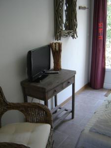 a desk with a computer on top of it at chambre residence stella d'oro in Porto-Vecchio