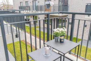 a table with flowers on top of a balcony at Hyggehuus Tossens - Küste33 41 in Tossens