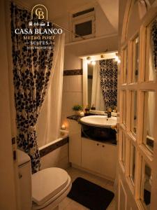 ein Badezimmer mit Toilette, Waschbecken und Badewanne in der Unterkunft Casa Blanco Metro Port Suites in Piräus + 24 Fotos