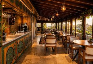 ein Restaurant mit Tischen und Stühlen und einer Bar in der Unterkunft Hotel Bella in Selçuk