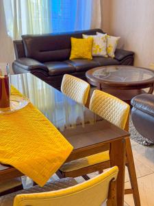a living room with a table and a couch at Residential Jula in Los Prados