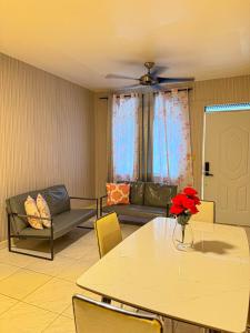 a living room with a table and a couch at Residential Jula in Los Prados +3 photos