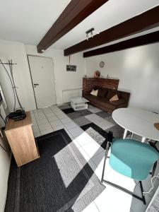 a living room with a table and a couch at Break in Kudensee
