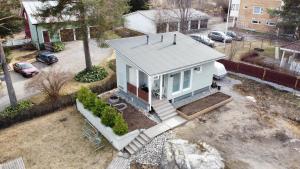 an overhead view of a tiny house in a yard at Saunatupa Kajaani in Kajaani +6 photos