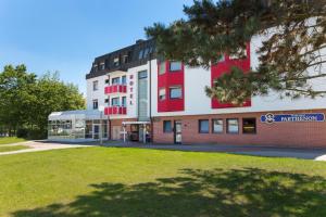 un edificio con vernice rossa e bianca sopra di Montana Hotel a Oberasbach