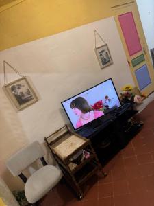 a flat screen tv sitting on a table with a chair at Demane-bebbih in Étouars
