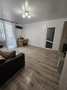 ein Wohnzimmer mit Sofa und Tisch in der Unterkunft D'oro in Tulcea
